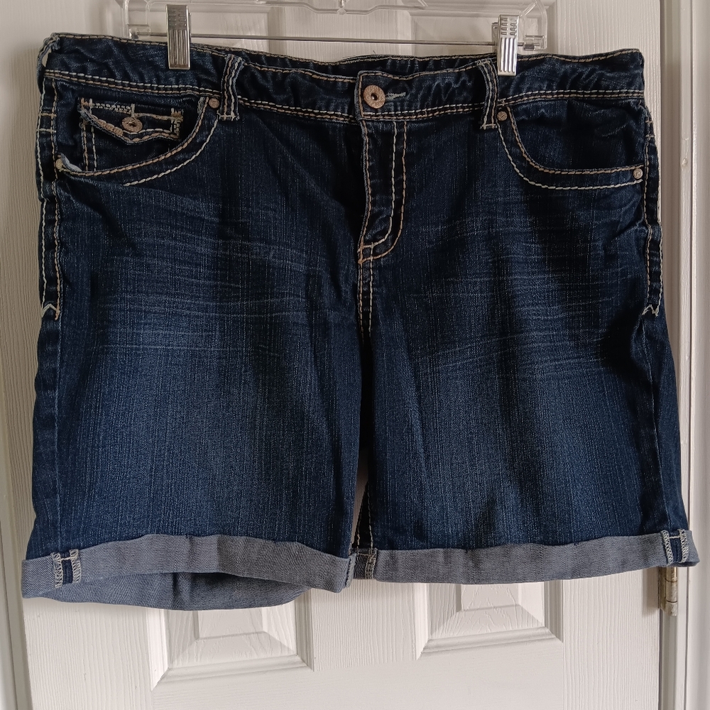 Maurices jean shorts size 20